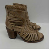Freebird by Steven Size 6 Women's Beige Distressed Open Toe Shoes