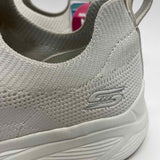 Skechers Size 8 Women's White Solid Sneakers Sneakers