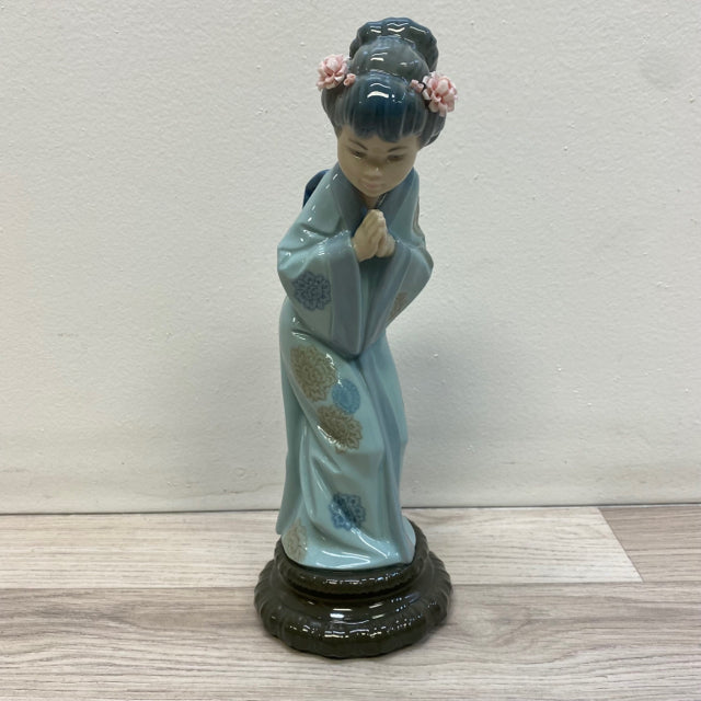 Lladro Figurine 4989 Sayonara Japanese Geisha Girl Bowing with Folded Hands  – Treasures Upscale Consignment
