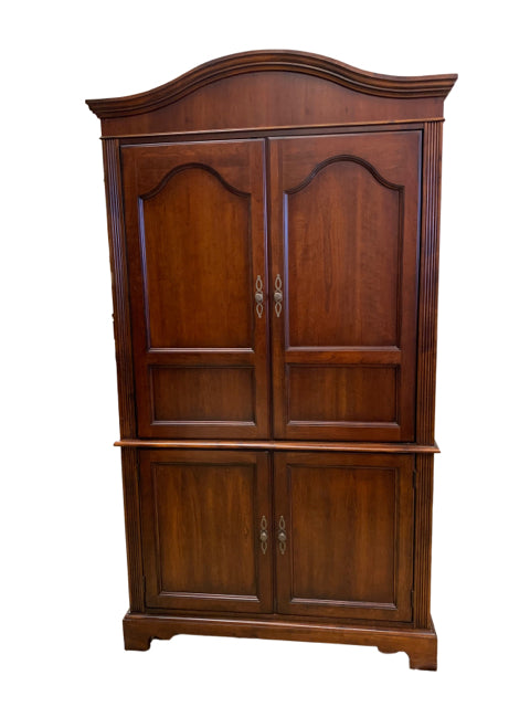 Armoire/ entertainment selling center