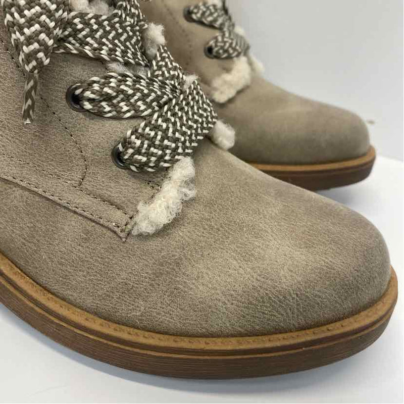 Life Stride Size 8.5 Women's Beige Distressed Shearling Boots