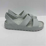 Oiselle Size 7-7.5 Women's Light Gray Solid Strappy Sandals