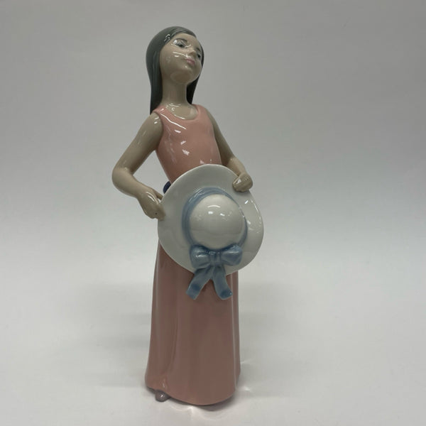 Lladro Figurine he dreamer Girl in Pink Dress Holding a hat