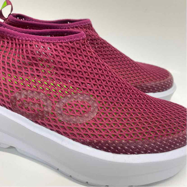 Oofos Size 8 Women's Cramberry-White Solid Slip On Shoes