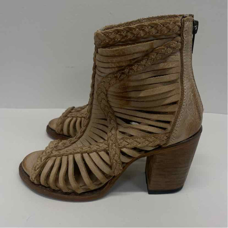 Freebird by Steven Size 6 Women's Beige Distressed Open Toe Shoes