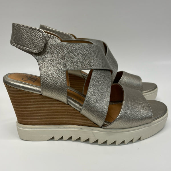 Sofft Size 10 Women's Gray-Gold Shimmer Strappy Sandals