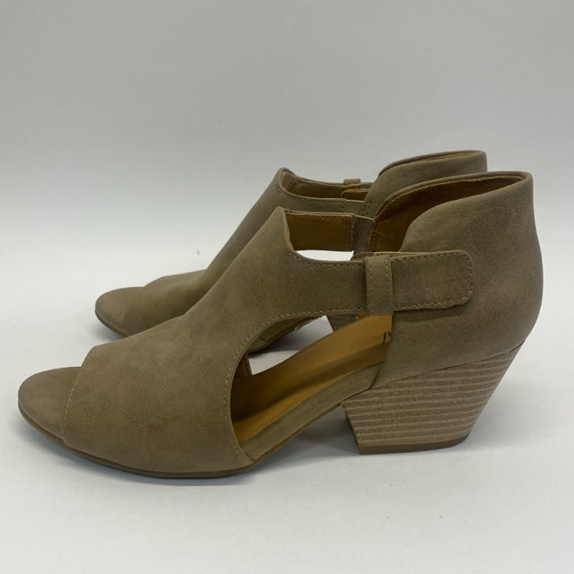 Natural Soul Size 8 Women's Taupe Solid Open Toe Shoes