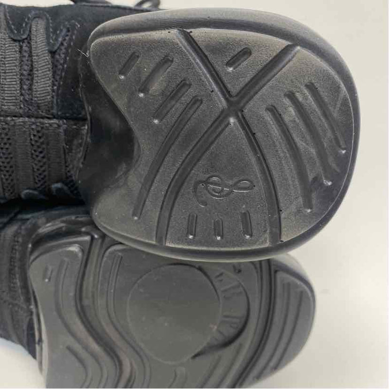 Very Fine Size 8.5 Black Sneakers Shoes