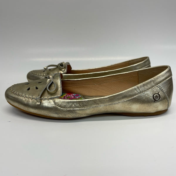 Born Size 10 Women's Gold Cut Out Flats Flats