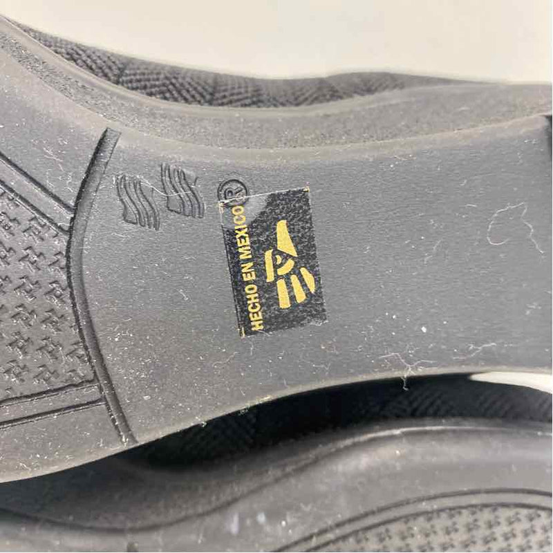 Charlestone Shoe Co. Size 7 Women's Black Solid Slip On Shoes