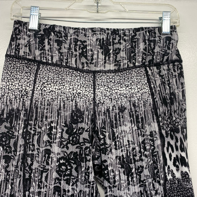 Betsey Johnson Size M Women's Black-White Pattern Leggins Capri Activewear Pants