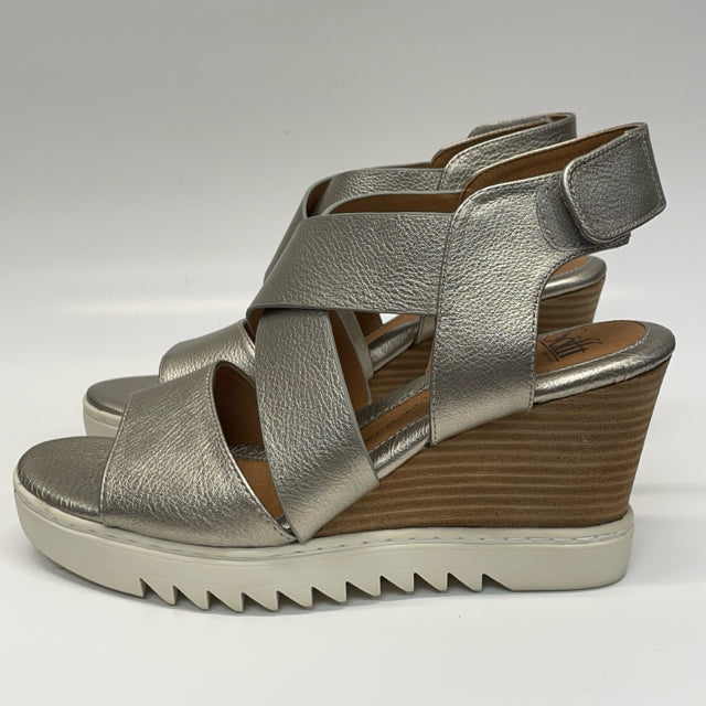 Sofft Size 10 Women's Gray-Gold Shimmer Strappy Sandals