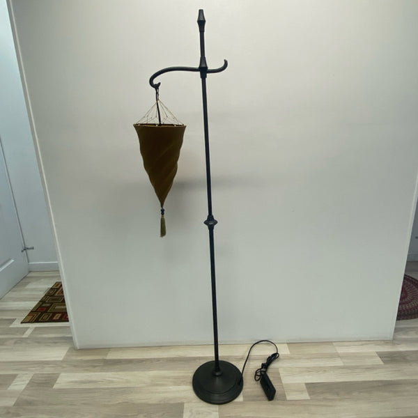 Floor Black-Tan Metal Lamp