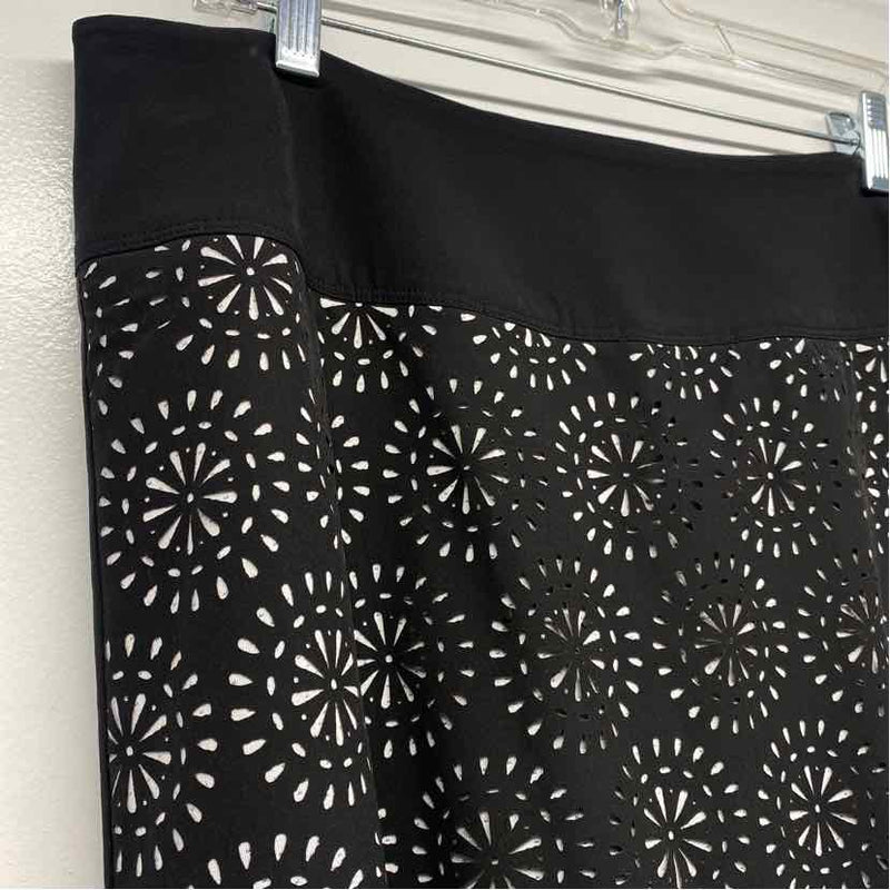 Krimson Klover Size L Women's Black-White Cut Out Pencil Skort
