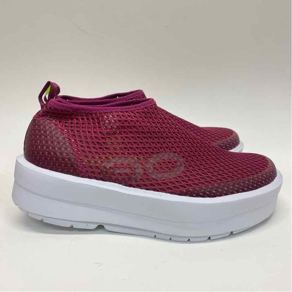 Oofos Size 8 Women's Cramberry-White Solid Slip On Shoes