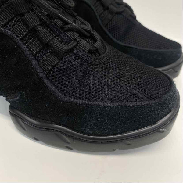 Very Fine Size 8.5 Black Sneakers Shoes