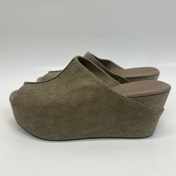 Chocolat Blu Size 7 Women's Taupe Solid Wedge Sandals