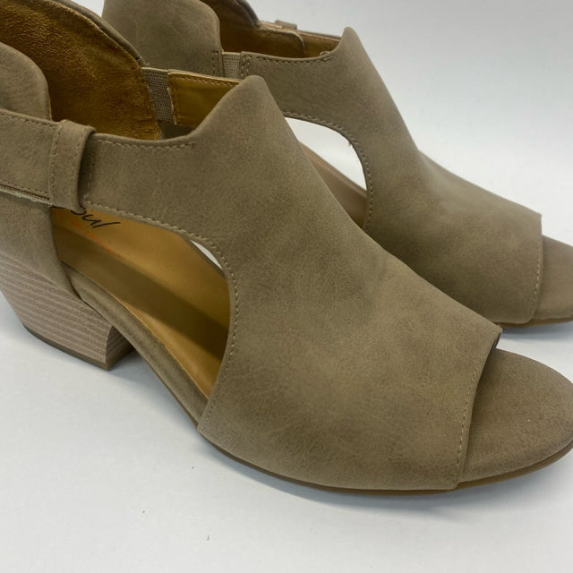 Natural Soul Size 8 Women's Taupe Solid Open Toe Shoes