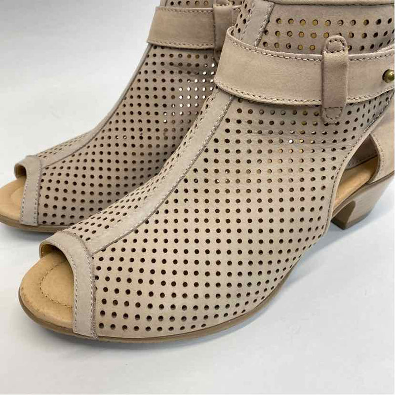 Earth Size 8 Women's Taupe Cut Out Open Toe Shoes