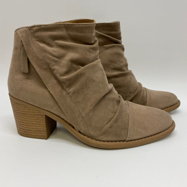 Qupid Women's Size 8.5 Tan Solid Zip Up Booties