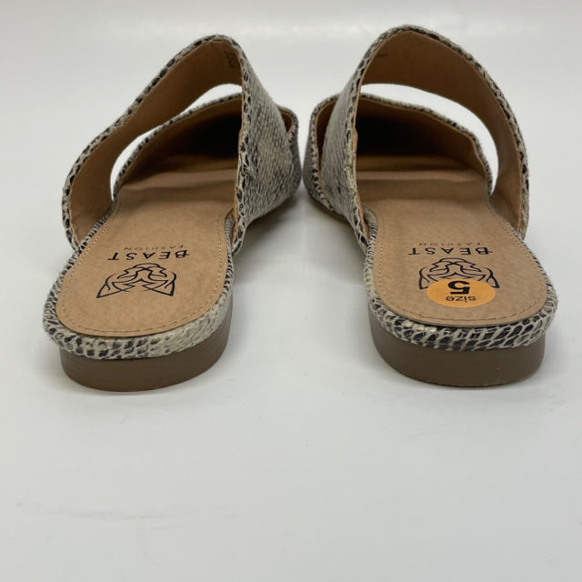 Beast Size 5.5 Women's Black-White Animal Print Slip On Flats