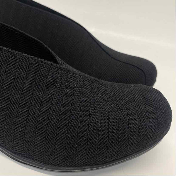 Charlestone Shoe Co. Size 7 Women's Black Solid Slip On Shoes