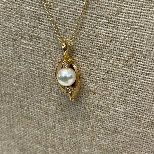 Yellow 14K Necklace with drop shape 14K gold and pearl pendant