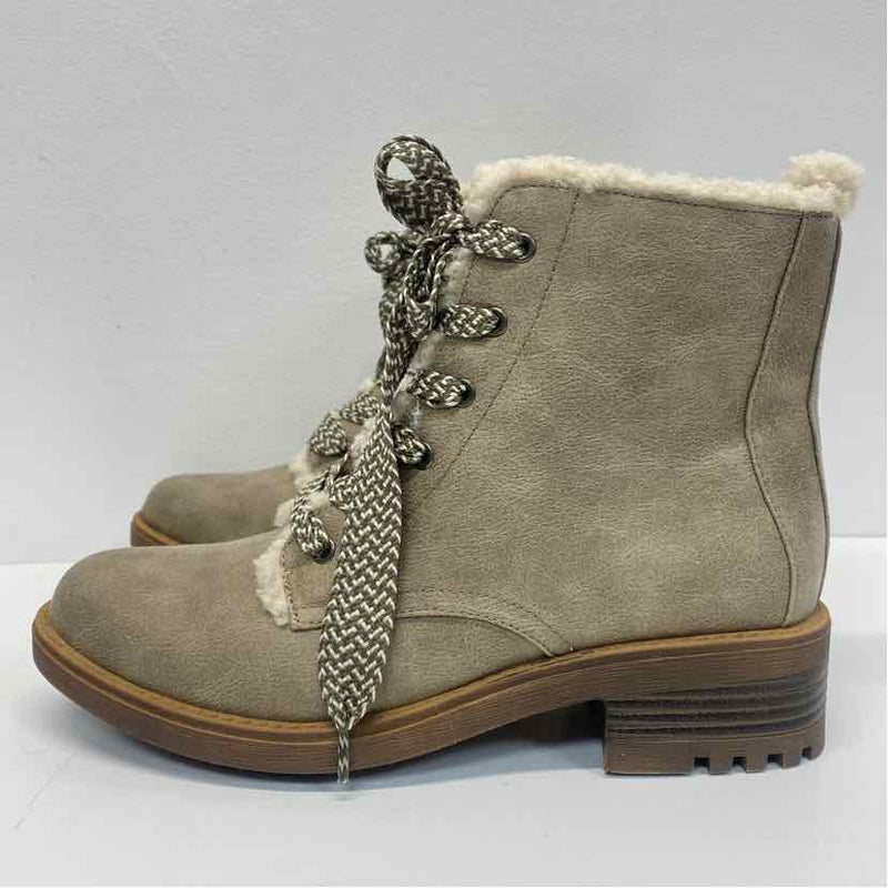 Life Stride Size 8.5 Women's Beige Distressed Shearling Boots