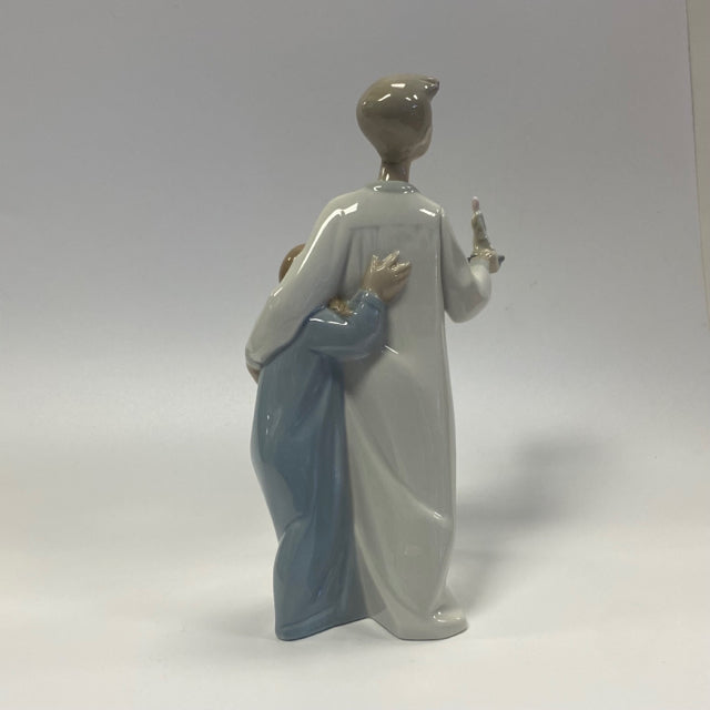 LLadro Daisa #4874 Boy and Girl in Nightgowns with Candle