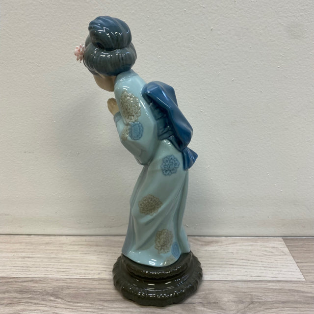 Lladro Figurine 4989 Sayonara Japanese Geisha Girl Bowing with Folded Hands