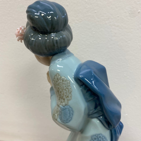 Lladro Figurine 4989 Sayonara Japanese Geisha Girl Bowing with