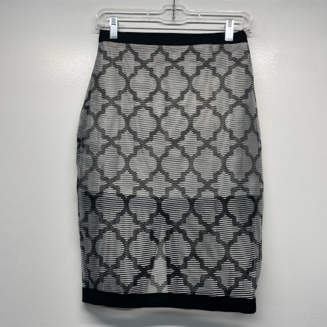 Three of Something Size XS- 0 Women's Silver-Black Pattern Pencil-Knee Skirt