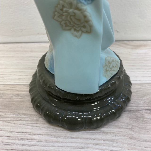 Lladro Figurine 4989 Sayonara Japanese Geisha Girl Bowing with Folded Hands