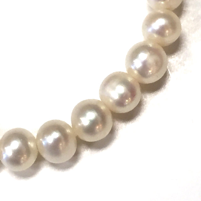 White pearl strand Bracelet