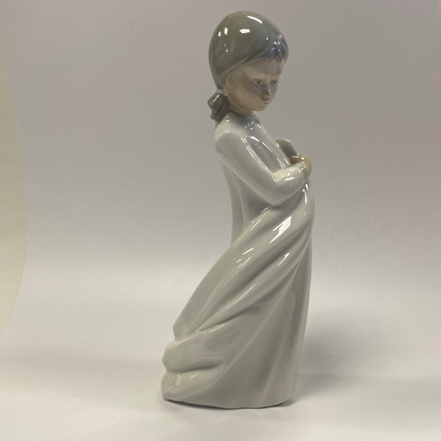 Lladro Nao Figurine Girl in Nightgown With Blanket 1977
