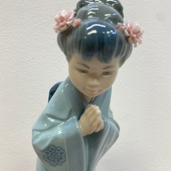 Lladro Figurine 4989 Sayonara Japanese Geisha Girl Bowing with Folded Hands  – Treasures Upscale Consignment