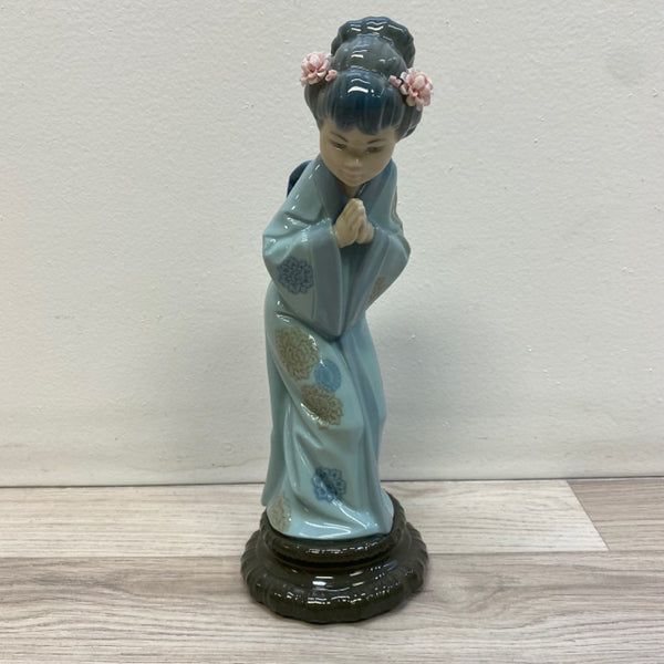 Lladro Figurine 4989 Sayonara Japanese Geisha Girl Bowing with Folded Hands