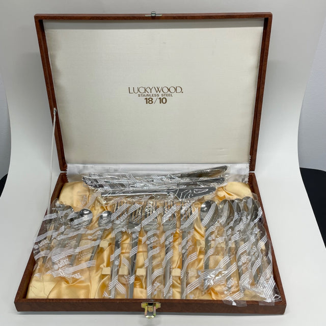 Lucky Wood Silver Stainless Steel Flatware - Service for 5 /19 pieces